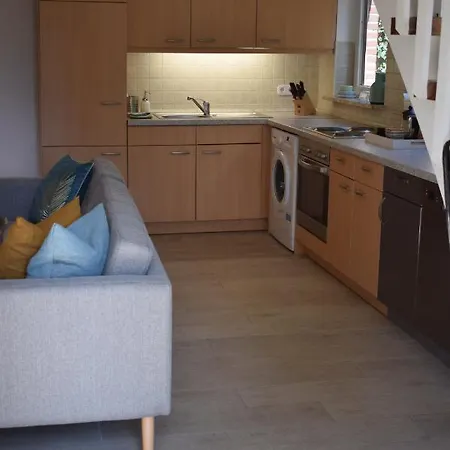 Suesse Maisonette-wohnung Auf Bauernhof Bei 아파트 그로미츠